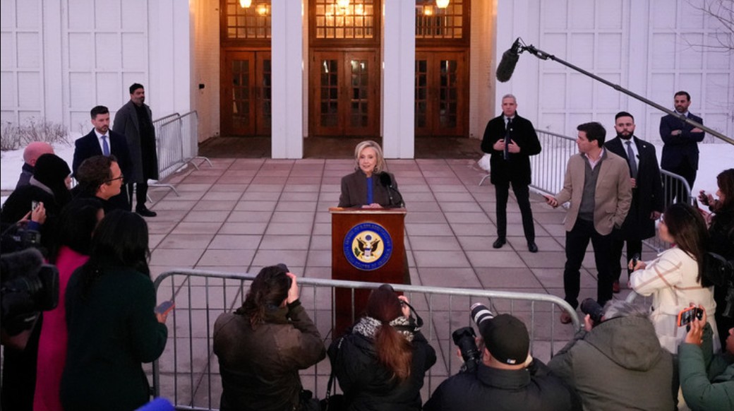 He did not have sex with mystery bitch in Epstein’s jacuzzi 3 illary-Clinton-explains-why-Epsteins-accomplice-was-at-daughters-wedding.